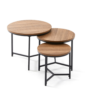 居間の小さいブラウンの円形のネスティング コーヒー テーブルは家具を置いた