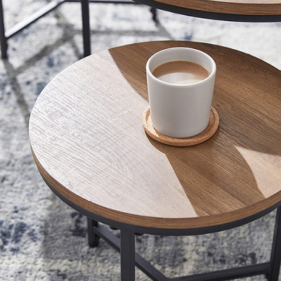 居間の小さいブラウンの円形のネスティング コーヒー テーブルは家具を置いた